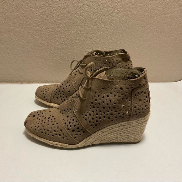 Toms Taupe Moroccan Cutout Desert Wedge - Picture 1 of 6